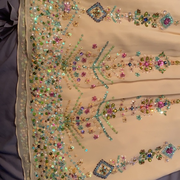 Beautifully detailed with sequences - Picture 2 of 5